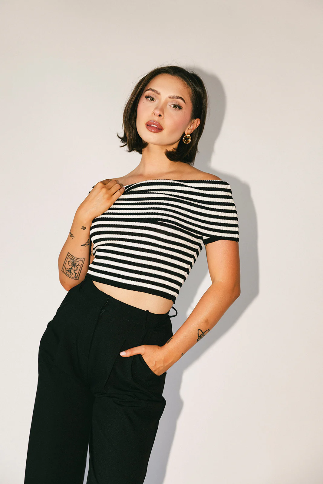cold shoulder top // black + white - Image 9